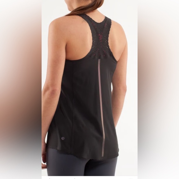 Lululemon run a marathon singlet - Picture 2 of 5